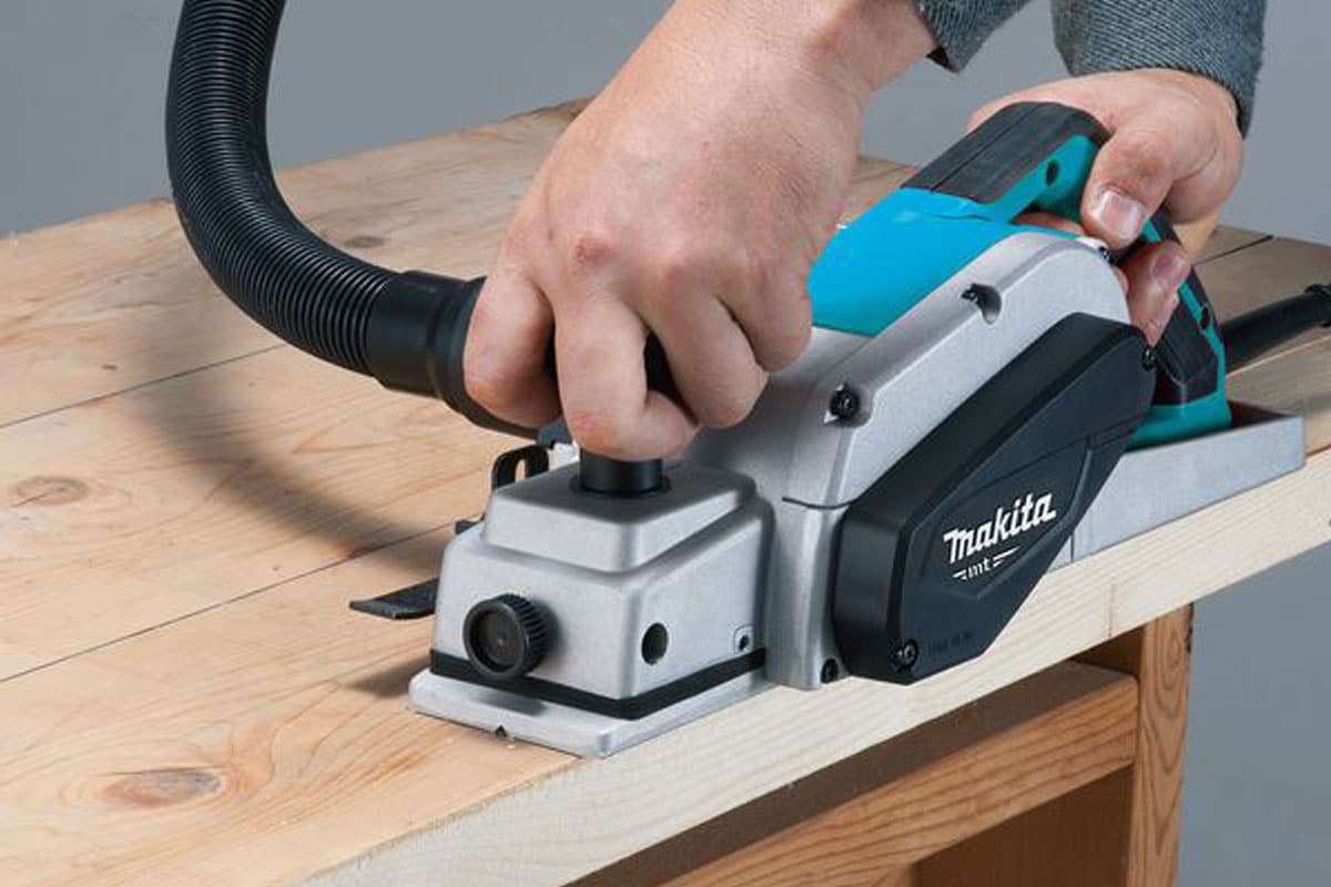 Máy bào gỗ 82mm Makita M1100B