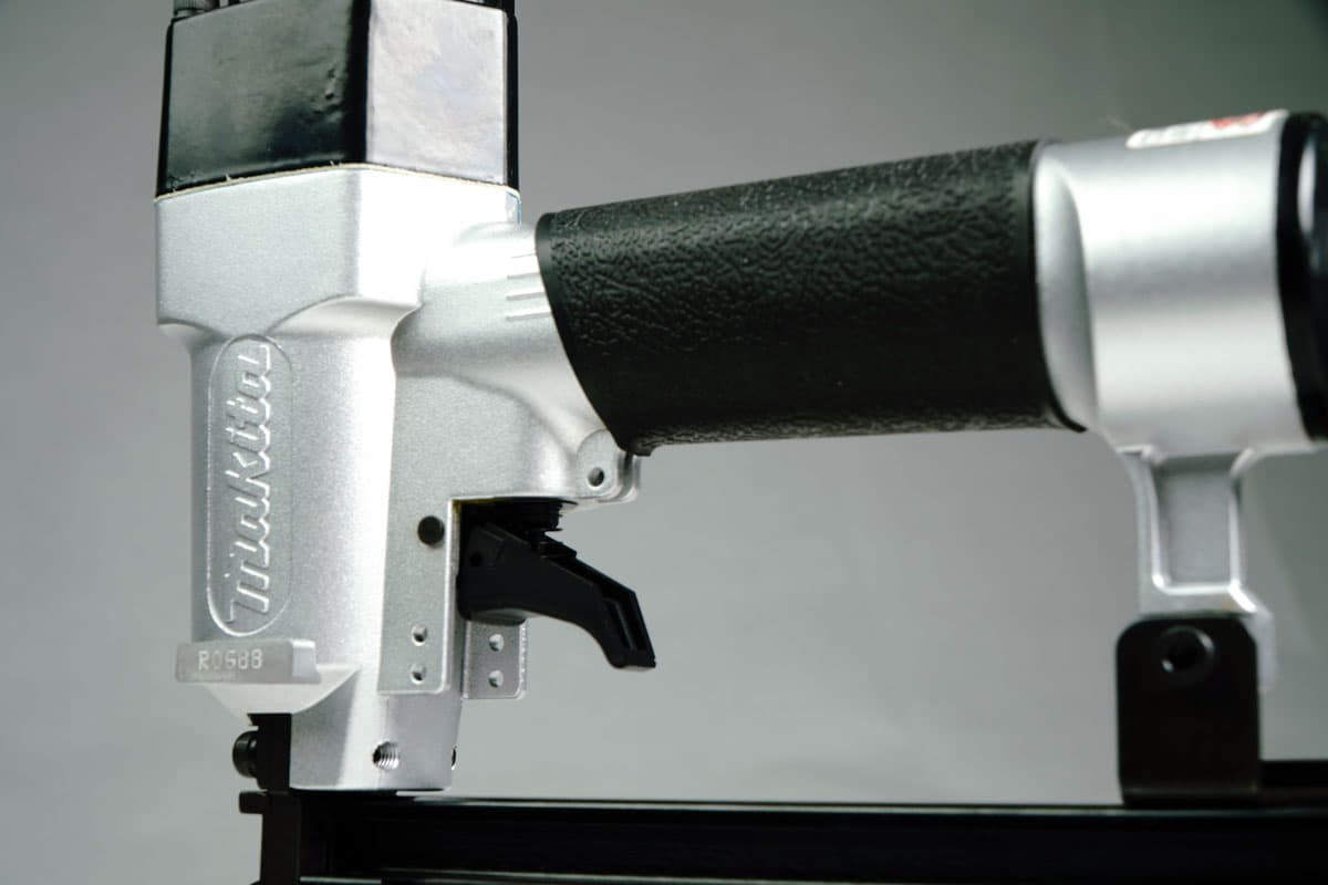 Máy bắn đinh hơi 50mm Makita AF504Z