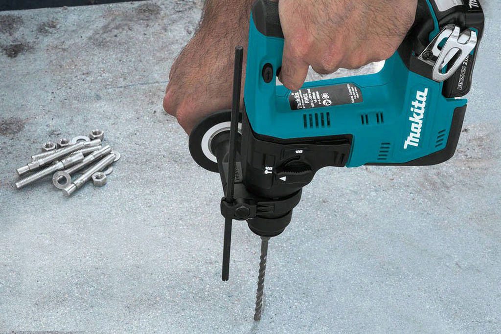 Máy khoan bê tông 24mm pin 18V Makita DHR242RME